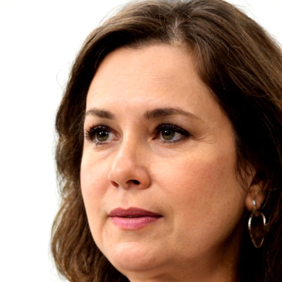 Portrait Elena Păunescu, consultant în evaluare de afaceri